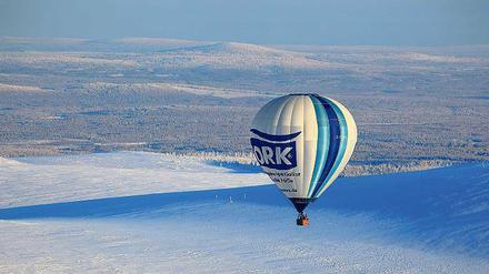 Die in die Kälte fahren. Doch entsprechend angezogen können die Passagiere die Aussicht vom Ballonkorb aus auf Schwedisch-Lappland durchaus genießen.