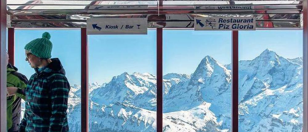 Wer wird sich da abwenden? Der Blick auf Eiger und Mönch vom Schilthorn aus zählt zu den schönsten Aussichten im Berner Oberland.