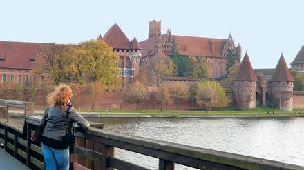 Mauern, Zinnen und Türme, so weit das Auge reicht. Die Marienburg gehört seit 1997 zum Weltkulturerbe der Unesco.