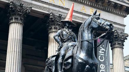Glasgows Humor. Der Duke of Wellington vor der Gallery of Modern Art trägt meistens Verkehrshütchen.