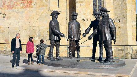 „Einer für alle, alle für einen.“ Den vier legendären Musketieren aus dem 17. Jahrhundert begegnet man in Überlebensgröße vor der Kathedrale von Condom. 