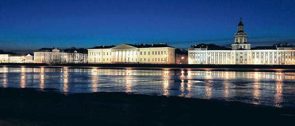 Die Schöne an der Newa. Bei Nacht wirkt St. Petersburg mit seiner barocken Kulisse besonders anziehend.