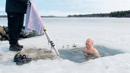 Ein-aus-ein-aus. Jarkko Enqvist leitet die Eisbadenden an und gibt Tipps zur richtigen Atmung.