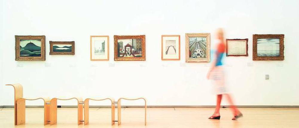 Auf Augenhöhe. Von diesem Wochenende an können Besucher die Kunst in der Whitworth Art Gallery wieder betrachten. In der Mitte: Bilder von L. S. Lowry mit den typischen Streichholzmännchen.