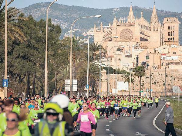 La Seu, die Kathedrale von Palma, am Start des Frauenmarathons auf Mallorca. Das Schönste: Ein Teil der Strecke verläuft am Meer. 