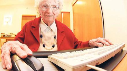 Regelmäßig ins Internet. Die 99-jährige Hamburgerin Irmgard Palusinski am PC in der Bibliothek ihres Altenheims. 