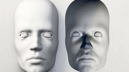 Innere Täuschung. Die rechte Maske ist nach innen gestülpt, trotzdem wird sie als nach außen gestülptes Gesicht wahrgenommen. Denn das Gehirn weiß: Gesichter sind konvex. Der Ames-Raum (unten) ist ein schräger Raum, die rechte Person ist vom Betrachter weiter entfernt als die linke. Weil das Gehirn aber einen rechteckigen Raum konstruiert, erscheint die rechte Person deutlich kleiner.Foto: SPL/dpa