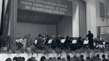 „Höchste Leistungen zu Ehren der SED“. Immatrikulationsfeier an der Universität Leipzig im Jahr 1975. Einige Fächer wie die Pädagogik waren ideologisch besonders belastet – während die Naturwissenschaften vermeintlich neutral waren. Foto: dpa