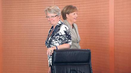 Ausnahme. Kanzlerin Merkel ist omnipräsent. Über Ministerinnen dagegen wird weniger berichtet als über männliche Kollegen (im Bild links Annette Schavan). Foto: Davids