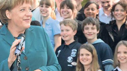 Umworbene Jugend. Angela Merkel bemüht sich um Schüler. 