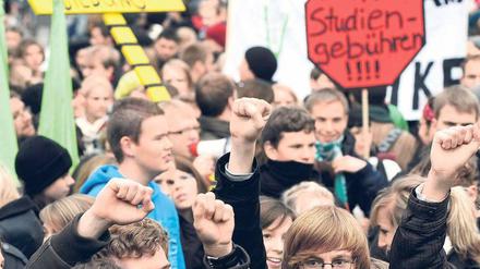 „Stoppt Studiengebühren“. Proteste in Hannover. Niedersachsens Unis bekamen bisher 291 Millionen Euro an Gebühren. 