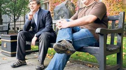 Goldener Herbst. Die Preisträger Andre Geim und Konstantin Novoselov auf dem Gelände ihrer Universität in Manchester. 