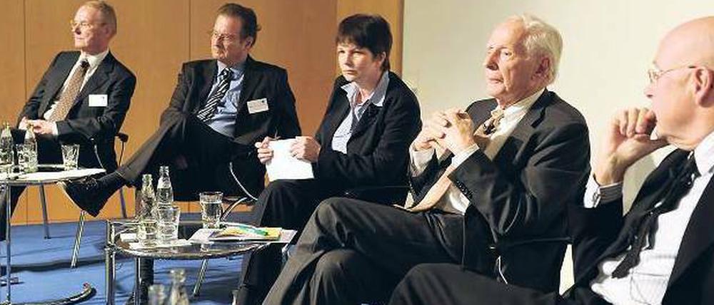 Schlagabtausch. Hans-Olaf Henkel, Klaus Kinkel, Klaus von Dohnanyi und Dieter Lenzen (von links) diskutierten in Berlin mit Moderatorin Ulla Weidenfeld. 
