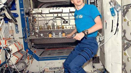 Völlig schwerelos. Der Belgier Frank De Winne 2009 in einem Labor der Internationalen Raumstation ISS. Weil viele wissenschaftliche Forschungsprojekte hinter dem Zeitplan zurückliegen, steht das Projekt in der Kritik. Foto: p-a/dpa