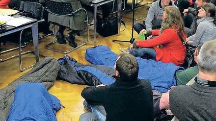 Camp-In. Studierende in Jena demonstrieren im Stadtrat auf Schlafsäcken, um auf den Mangel an Wohnraum aufmerksam zu machen: Ein Zeichen, dass auch in den Osten immer mehr Studenten kommen. Das Land hat jetzt trotzdem den Unis die Etats gekürzt. Foto: dapd