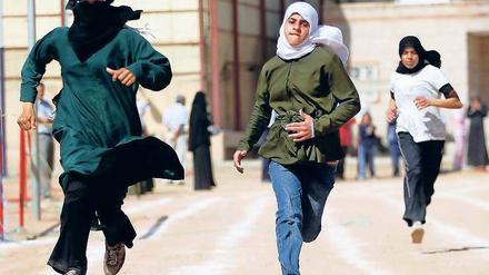 Nicht zu bremsen? Schülerinnen bei einem Laufwettbewerb im jemenitischen Sanaa. Krämer hat dort beobachtet, dass junge „Hardcore-Islamisten“ ihre Schwestern vom Studium abhalten wollen. Doch die Frauen wehrten sich, berichtet die Islamwissenschaftlerin. 