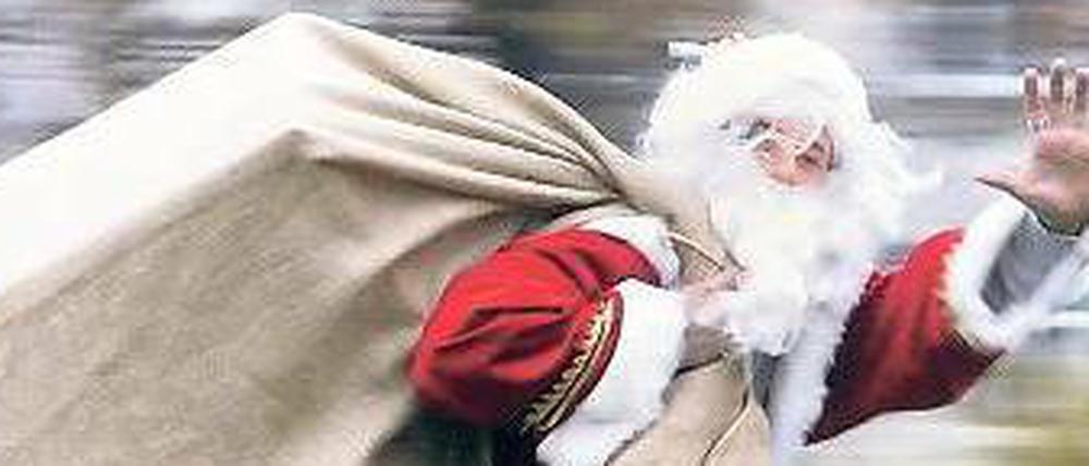 „Der Weihnachtsmann wirkt nicht besonders helle.“ Zumindest im Vergleich zum strengen Nikolaus, den er spät als Gabengeber ablöste. Das sagt die Soziologin Elfie Miklautz. Erst ab dem 18. Jahrhundert wurde Weihnachten zu einem richtigen Familienfest. 
