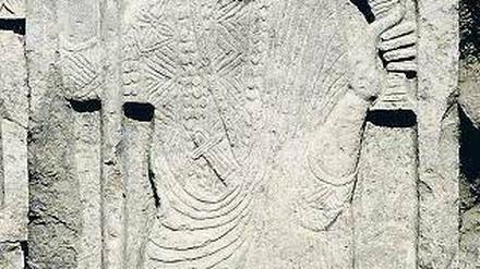 Bote aus vorislamischer Zeit. In 2800 Metern Höhe, 130 Kilometer von Jemens Hauptstadt Sanaa entfernt, entdeckte Paul Yule das Basaltrelief eines kronetragenden Mannes mit Pflanze und Stab in den Händen und Schwert auf dem Rücken. Der Ausgräber erkennt darin einen König – und die „einzige erhaltene christliche Statue“. 