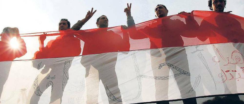Aufgebracht. Auf dem Tahrir-Platz im Zentrum Kairos demonstrieren Hunderttausende für eine Demokratisierung des Landes. Darunter sind auch viele arbeitslose Hochschulabsolventen. Mit einem Regimewechsel verbinden sie die Hoffnung auf neue Stellen etwa im Bildungs- und Gesundheitswesen. 