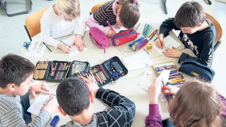 Zusammen arbeiten. Das Lernklima ist einer jetzt in Berlin vorgestellten Studie zufolge an den freien Schulen oft besser. Foto: dpa