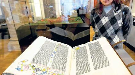 Die Gutenberg-Bibel, ein Glanzstück der Ausstellung der Staatsbibliothek. 