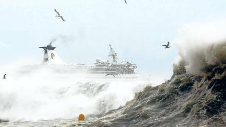 Gefahr aus dem Meer. Ein Sturm wühlt das Wasser auf. Seebeben können mindestens ebenso hohe Wellen auftürmen.