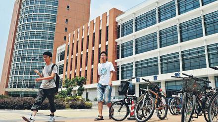 Lernbatterie. Bisher fördert das Studium in China (hier die Universität Schanghai) die Kreativität kaum. Doch mit Hilfe von US-Unis besinnen sich die Chinesen jetzt auf ihr altes Ideal einer umfassenden Bildung.