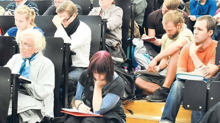 Konkurrenz um Plätze. In einer überfüllten Geschichtsvorlesung an der Uni Leipzig sitzt die Jugend auf der Treppe. Foto: picture alliance/ZB
