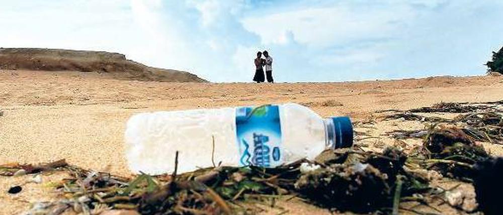 Strandidyll.Viele Kunststoffe brauchen Jahrzehnte, bis sie abgebaut werden. Ohne eine vernünftige Entsorgung, nimmt die Müllmenge in der Umwelt immer mehr zu. Foto: AFP