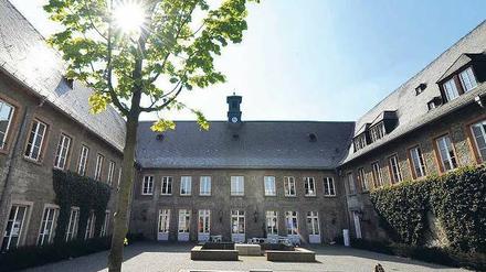 Im Zwielicht. Die EBS-Hochschule (hier in Rüdesheim) wirbt als „Uni“ für sich – dabei steht ihr der Titel noch nicht zu. 