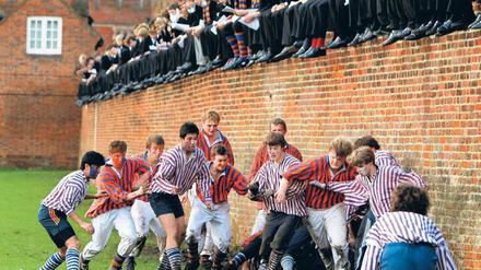 Die Besten siegen. Teams der Eliteschule Eton beim traditionellen „wall game“. Kampfsportarten sind an Staatsschulen verpönt, an den neuen Freien soll es sie wieder geben. Foto: Reuters