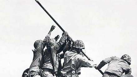 Symbolkraft. US-Soldaten errichten 1945 auf Iwojima die Nationalflagge. Foto: AFP