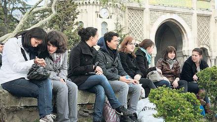 Elite von morgen. Studierende vor der alten Universität Istanbul im Stadtteil Beyazit. 