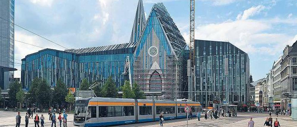 Vieles in Bewegung. Die Baugerüste sind gefallen, der Lehrbetrieb im neuen Hauptgebäude der Uni Leipzig soll 2012 starten. Foto: dpa