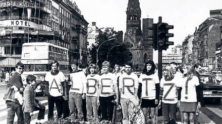 Ausrufezeichen. 1967 fordern Studierende auf dem Kurfürstendamm den Rücktritt des Regierenden Bürgermeisters Heinrich Albertz. Ganz rechts steht Gudrun Ensslin.