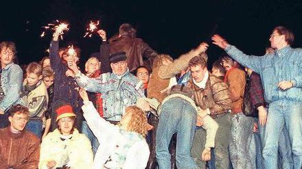 Wunderbar. Berliner feiern die Öffnung der Mauer am 10. November 1989. Foto: dpa