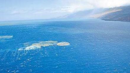 Unruhe im Meer. Das Foto entstand Anfang des Monats an der Südküste der Kanareninsel El Hierro. Es zeigt Vulkanasche, die bei einer der wiederkehrenden Eruptionen am Meeresgrund ausgestoßen wurde und an die Oberfläche gelangt. Foto: dpa