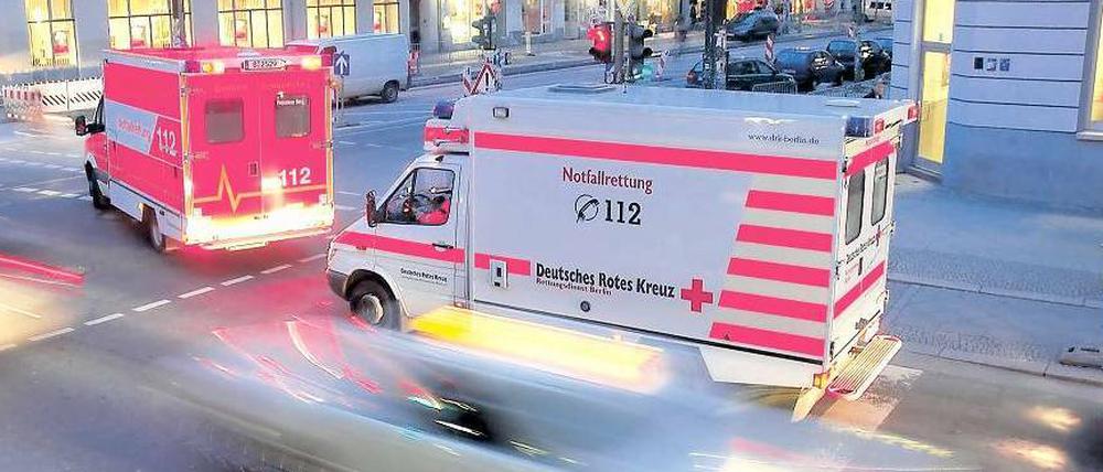 Oft ist es ein Infarkt. Die Berliner Feuerwehr rückt nur in zwei Prozent der Fälle zu Bränden aus. Meist sind es medizinische Notfälle und unter diesen häufig ein Herzinfarkt, weshalb sie zu Hilfe gerufen wird. Eine schnelle und gute Versorgung ist in Berlin die Regel. Foto: Imago