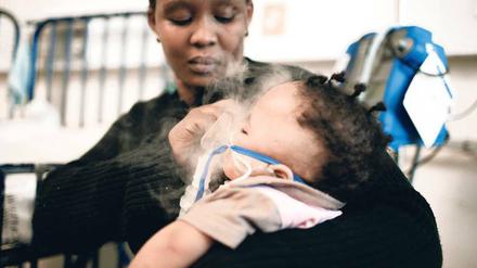 Positiv. Eine HIV-infizierte Mutter betreut ihr Kind in einer Klinik in Kapstadt. Dank einer immer besseren Versorgung, steigen die Überlebenschancen der Betroffenen. Gleichwohl gibt es in Afrika viele Menschen, die noch nicht einmal wissen, dass sie HIV-positiv sind. Foto: ddp