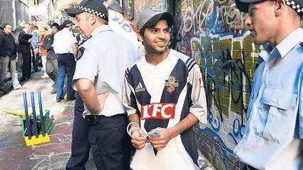 Unsichere Zukunft. Ein indischer Student spricht mit Polizisten in Australien. Dort gab es viele Überfälle auf Inder - die Zahl der Studierenden von Subkontinent fiel danach stark ab.