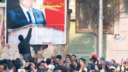 „Hau ab“. Seit dem Beginn der Massenproteste gegen das Mubarak-Regime am 25. Januar 2011 zerrissen Demonstranten Plakate mit dem Konterfei des Herrschers, forderten sein Abtreten. Auch religiöse Autoritäten werden zunehmend infrage gestellt, beobachtet Bauer. Foto: AFP