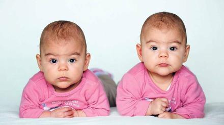 Gleiche Gene, gleiche Chancen. Der IQ von eineiigen Zwillingen ist viel stärker miteinander korreliert als der von zweieiigen Zwillingen. Daraus lässt sich errechnen, wie stark der IQ durch die Gene bestimmt wird. 