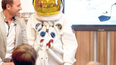 Noch am Boden. Jos Gal, mutmaßlicher Flugscheinkäufer, und ein unbekannter Darsteller im Astronautenkostüm bei der Präsentation der Firma SXC. 