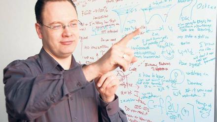 Mit den Händen sprechen. Ingo Barth ist gehörlos und betreibt Grundlagenforschung. Um sich zu verständigen, hat er für mehr als 500 Fachbegriffe Gebärden entwickelt. Diese bedeutet „Elektronenemission“, das heißt, das Atom gibt ein Elektron ab. 