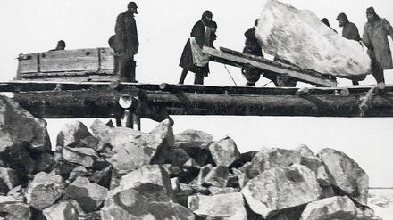 Tod durch Arbeit. Häftlinge beim Abladen von Steinbrocken am Weißmeer-Ostsee-Kanal, 1932.
