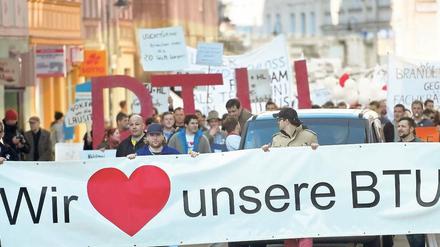 „Wir lieben unsere BTU“. Proteste von Studenten und Forschern in Cottbus. Foto: dapd