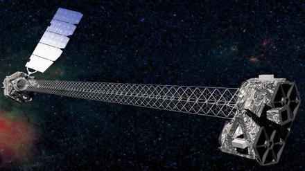 Fotograf im All. Das Teleskop „Nustar“ mit dem Detektor und Sonnensegel (links), Mast und zwei „Kameras“ (rechts). Foto: dpa/Nasa/JPL
