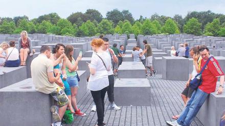 Nachdenklich. Schüler am Berliner Holocaust-Mahnmal. Der Besuch von Gedenkstätten hilft Jugendlichen, ihre historische Wahrnehmung zu verändern, heißt es in der Studie. Die Besuche müssten aber gut vor- und nachbereitet werden. 