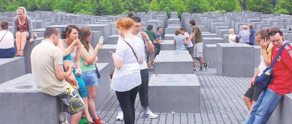 Nachdenklich. Schüler am Berliner Holocaust-Mahnmal. Der Besuch von Gedenkstätten hilft Jugendlichen, ihre historische Wahrnehmung zu verändern, heißt es in der Studie. Die Besuche müssten aber gut vor- und nachbereitet werden. 