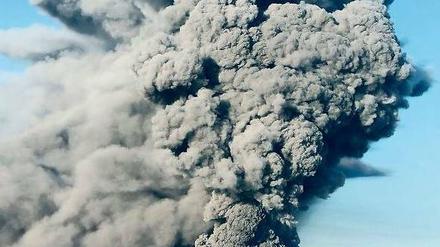 Staubfontäne. Der Ausbruch des isländischen Vulkans Eyjafjallajökull vor zwei Jahren brachte den Flugverkehr über Europa für mehrere Tage zum Erliegen. Teilweise wurde der Luftraum unnötig gesperrt. Der Schaden ging in die Milliarden. Foto: Reuters
